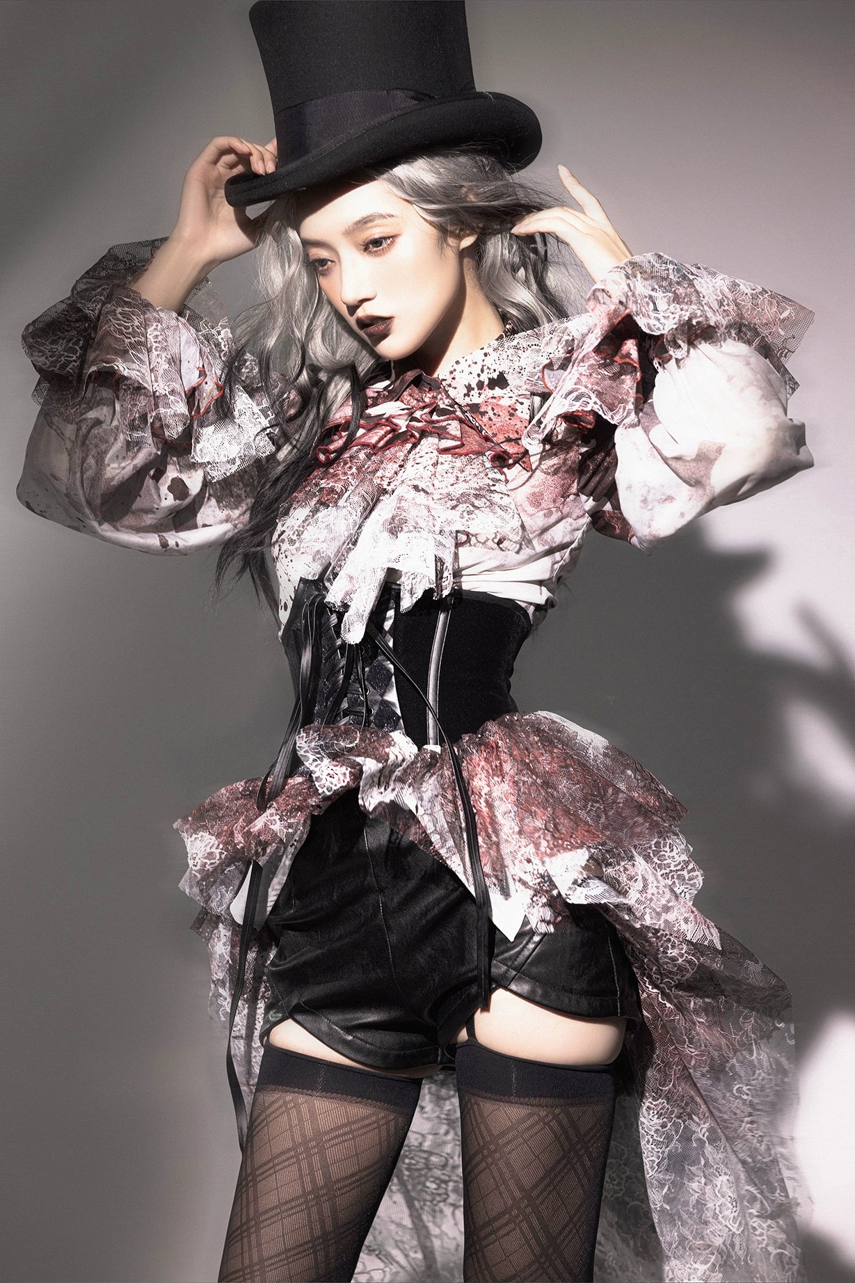 [Pre-orders available until 9/18] Horrible Wonderland: Point-collar blouse with blood-stained print