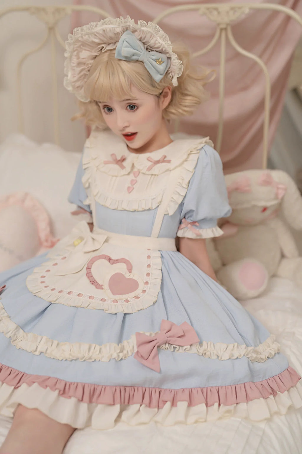 白猫メイド 鈴リボンのエプロン付ワンピース