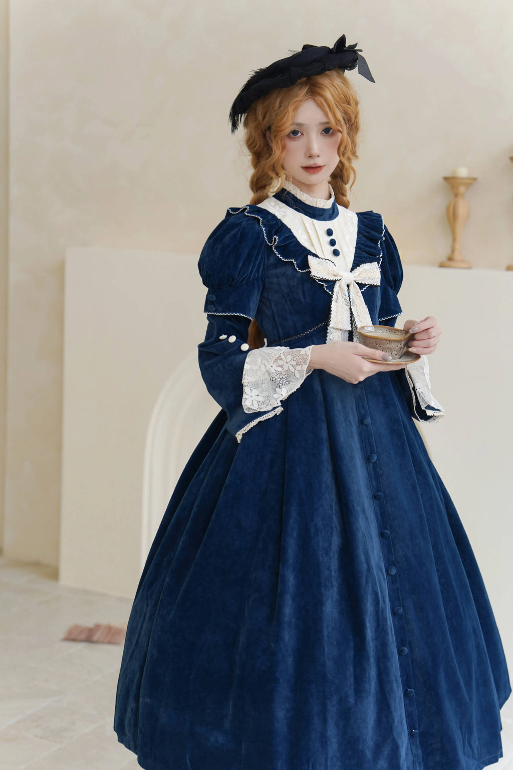 [Pre-orders available until 12/1] Suijaku stand-up collar velvet dress and cape