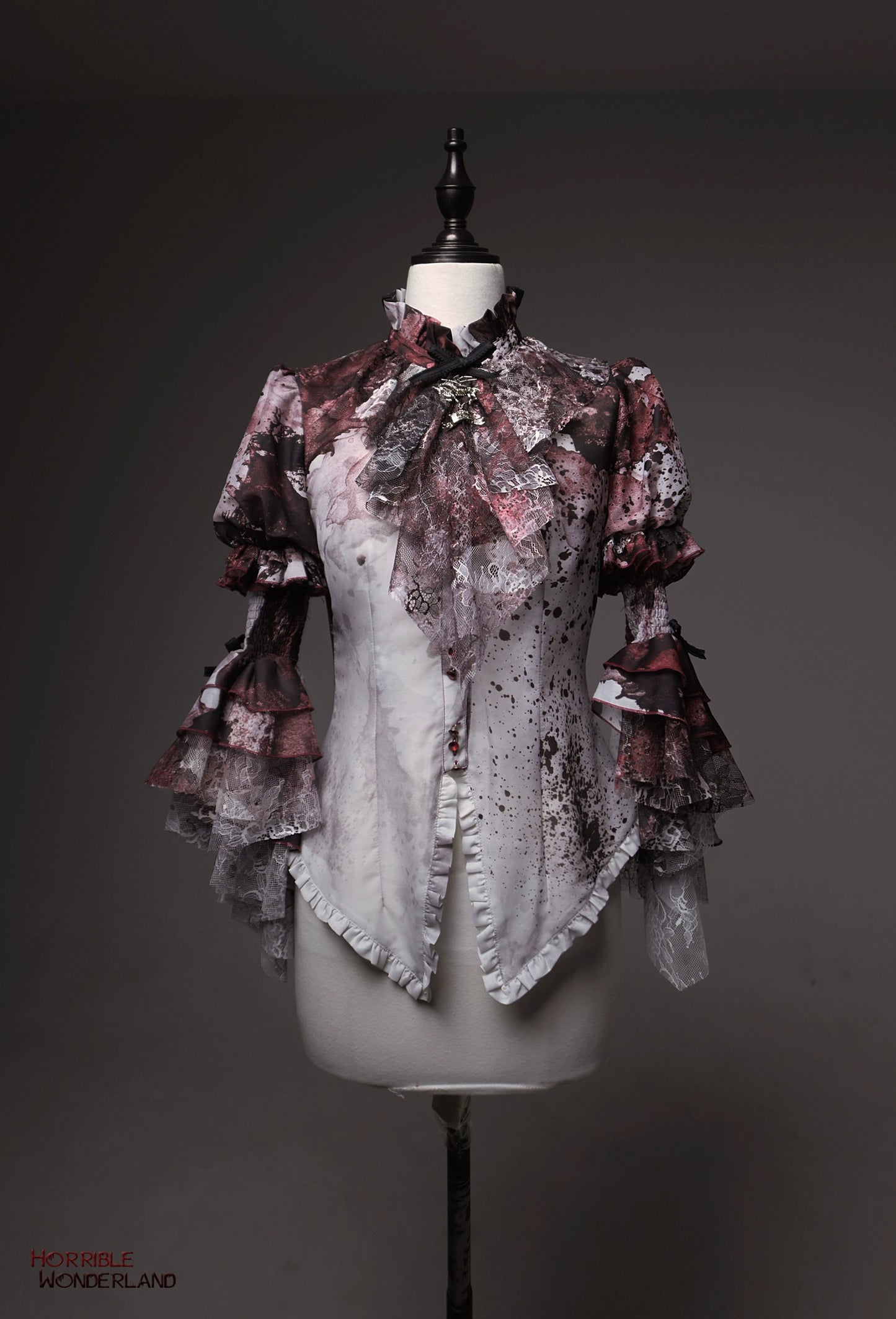 [Pre-orders available until 9/18] Horrible Wonderland Blood-stained print princess sleeve blouse