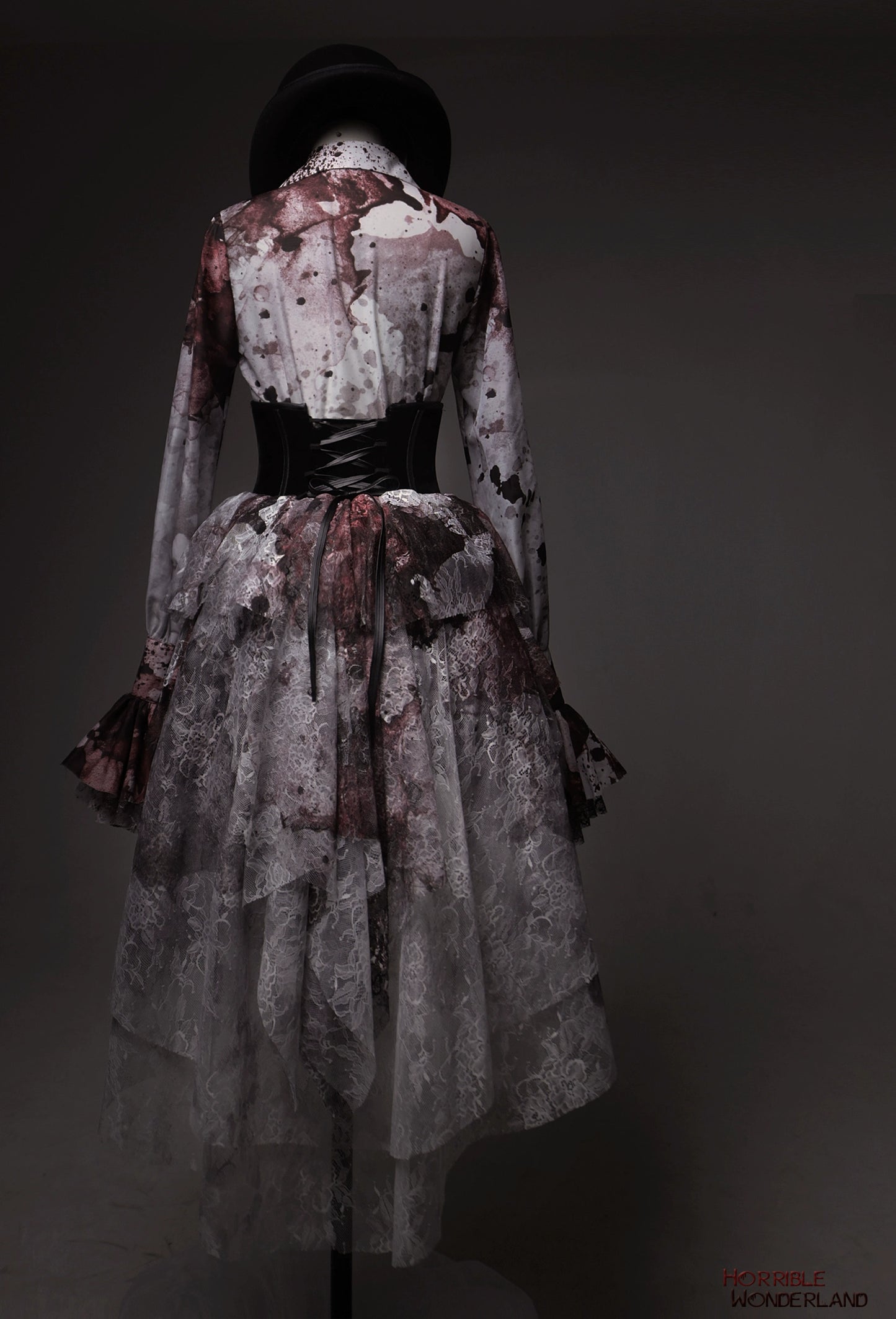 [Pre-orders available until 9/18] Horrible Wonderland: Point-collar blouse with blood-stained print