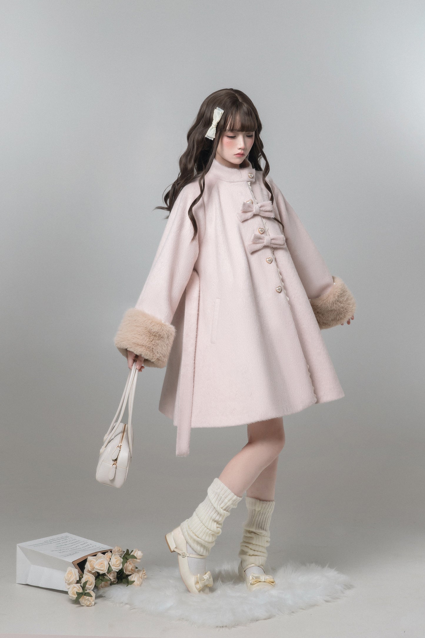 パウダーピンクのファー付きコート