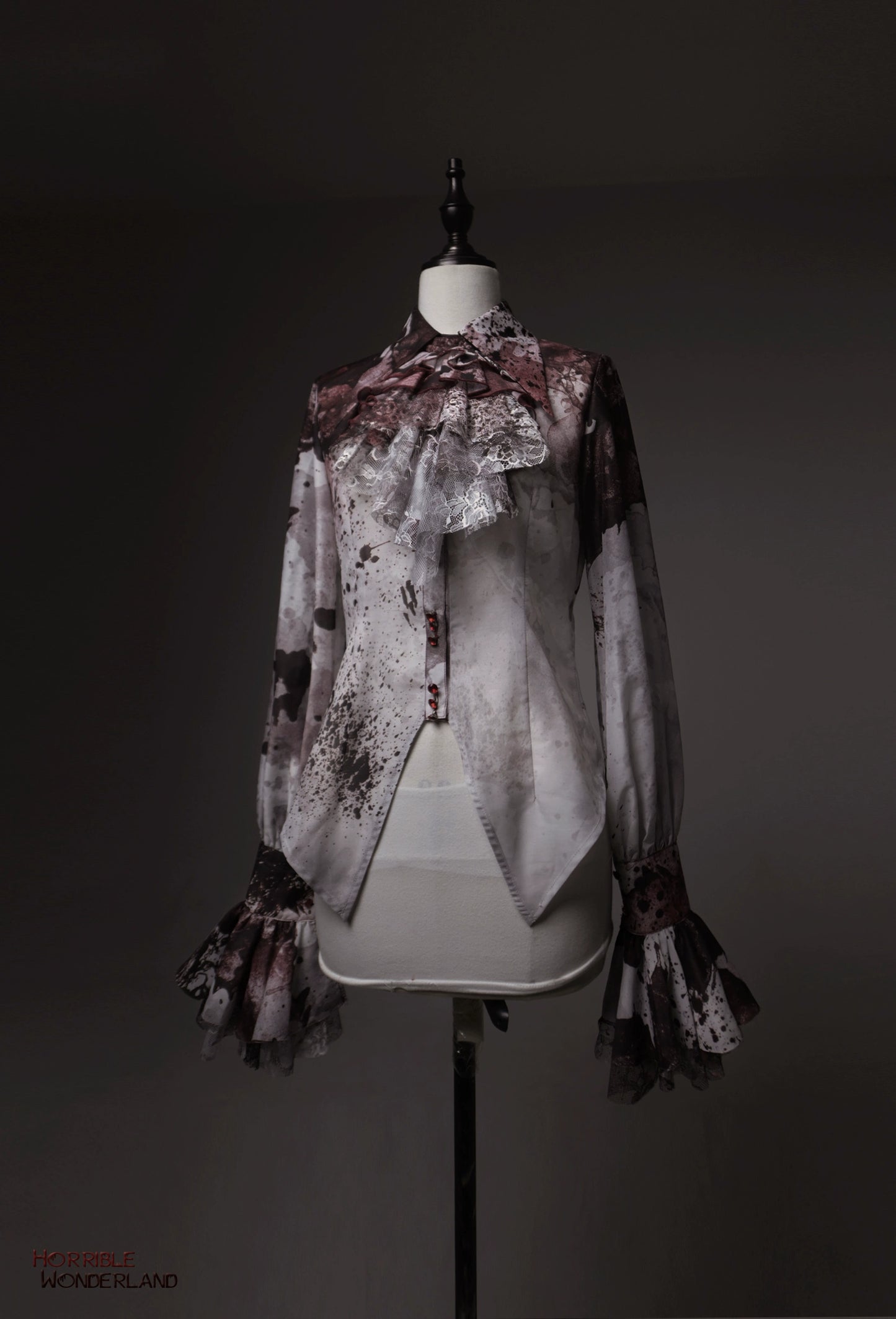 [Pre-orders available until 9/18] Horrible Wonderland: Point-collar blouse with blood-stained print