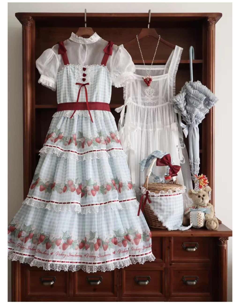 [Pre-orders accepted until 3/5] Have a Picnic, May Strawberry Gingham Check Jumper Skirt