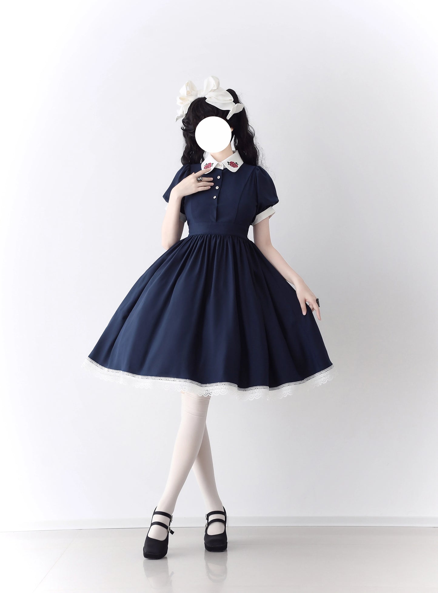 [Resale/Pre-orders until 9/3] Maid-style dress with red rose embroidery and apron