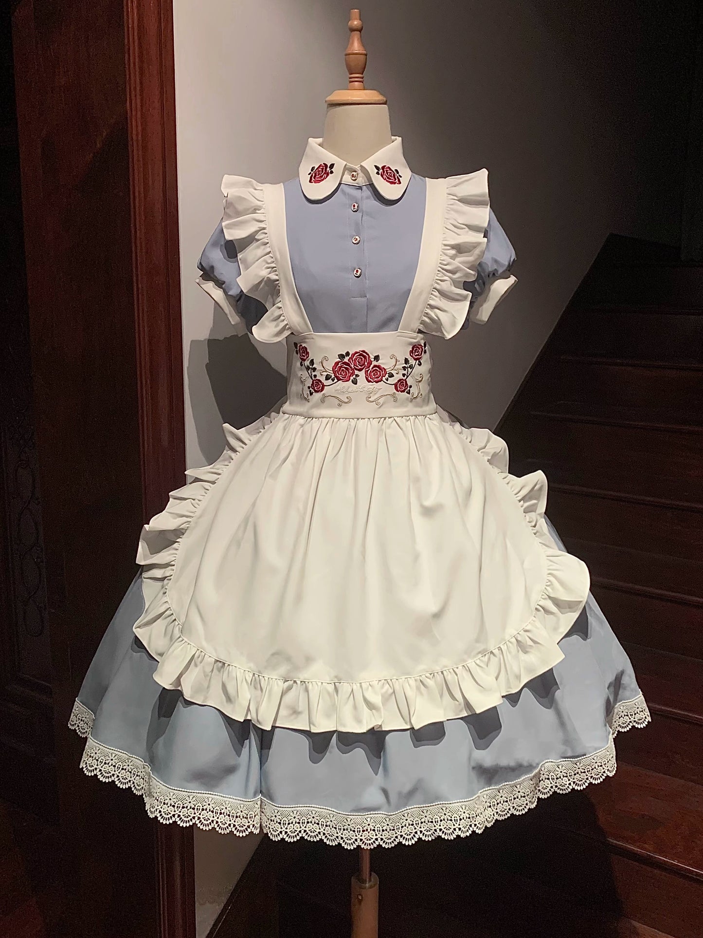 [Resale/Pre-orders until 9/3] Maid-style dress with red rose embroidery and apron