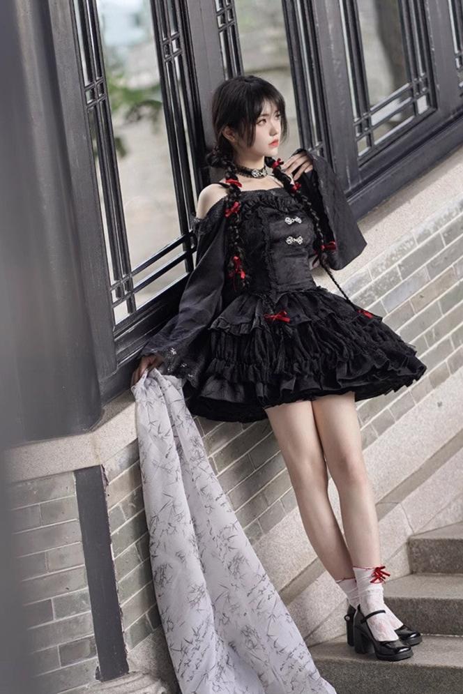 Hana Tabi: A black Hana-Loli set with irregular hem top and frill skirt