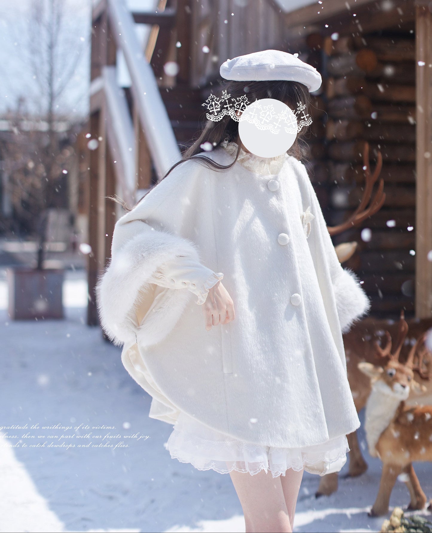 スノーホワイトのファー付きマント