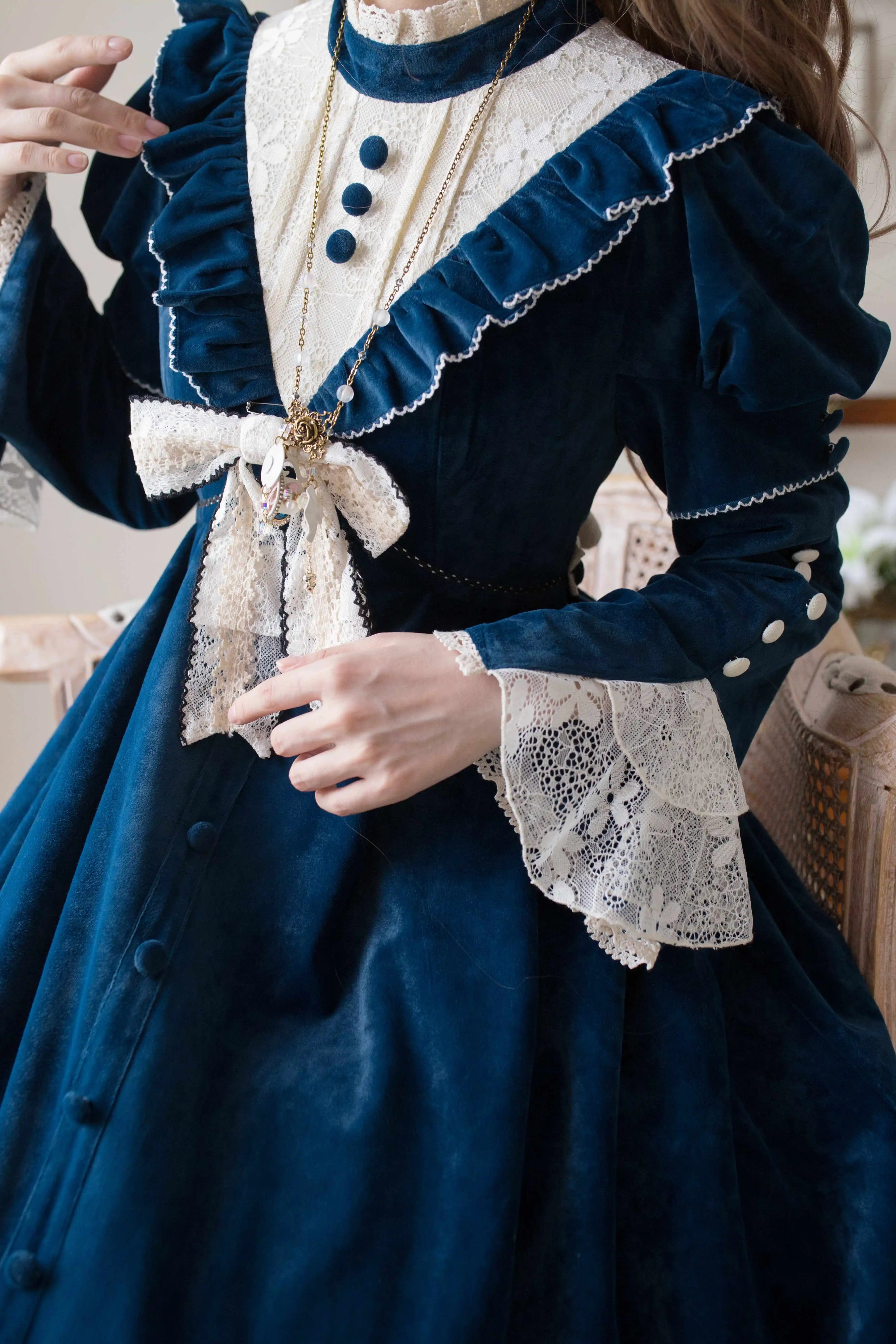 [Pre-orders available until 12/1] Suijaku stand-up collar velvet dress and cape