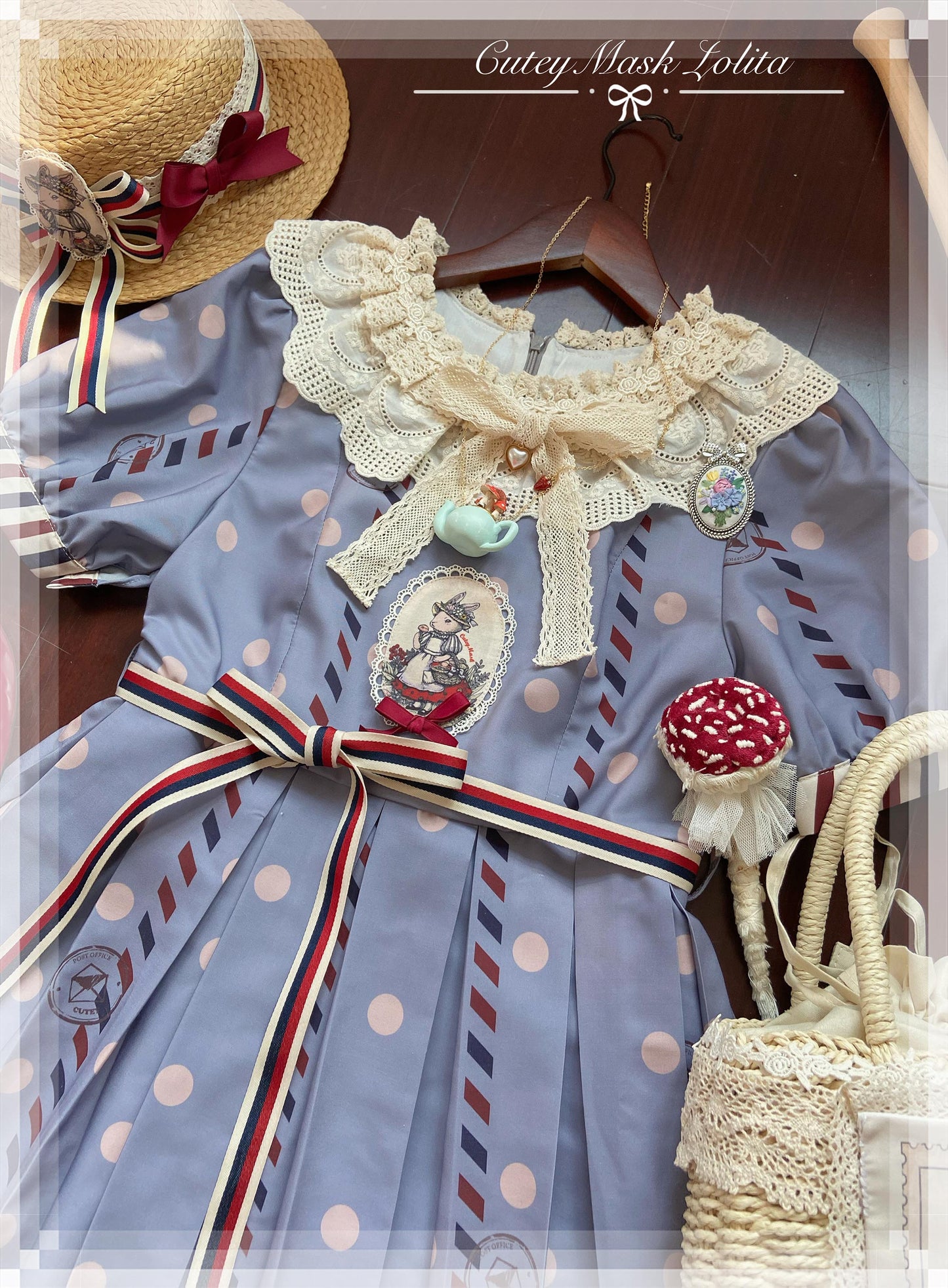 キノコとウサギの切手デザインワンピース