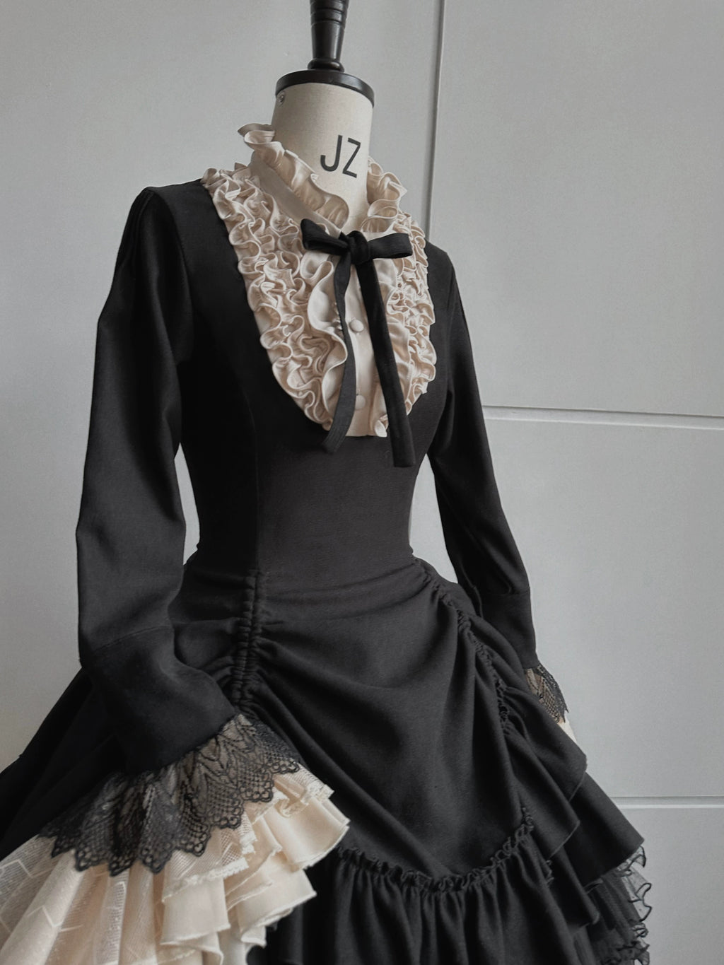 [Pre-orders available until November 12th] Yoiyami Rose Elegant Gothic Frill Dress