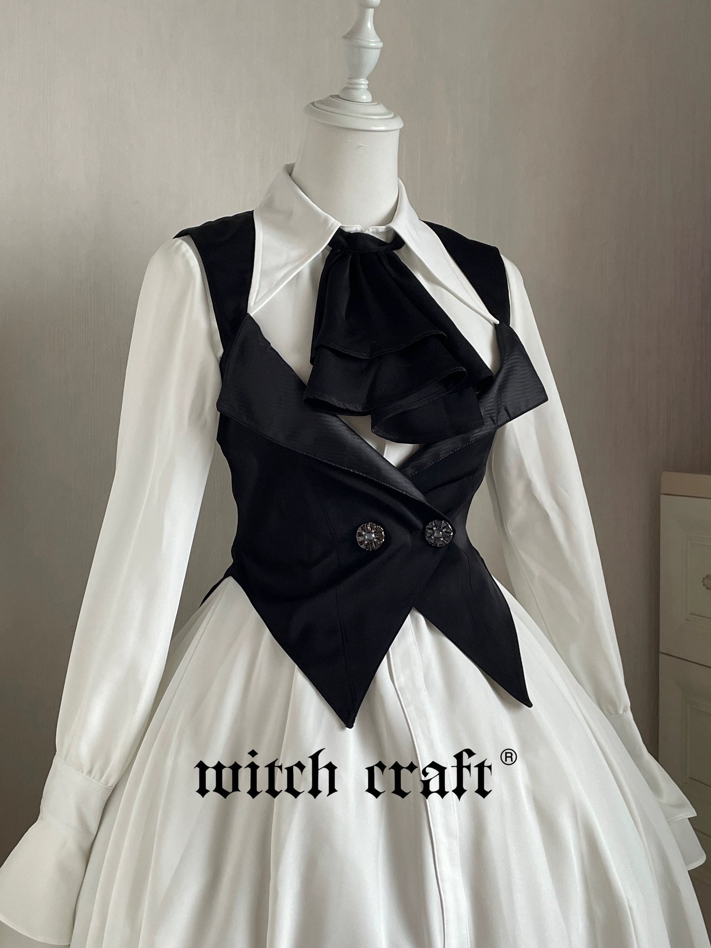 Pointed collar dress with jabotai and vest