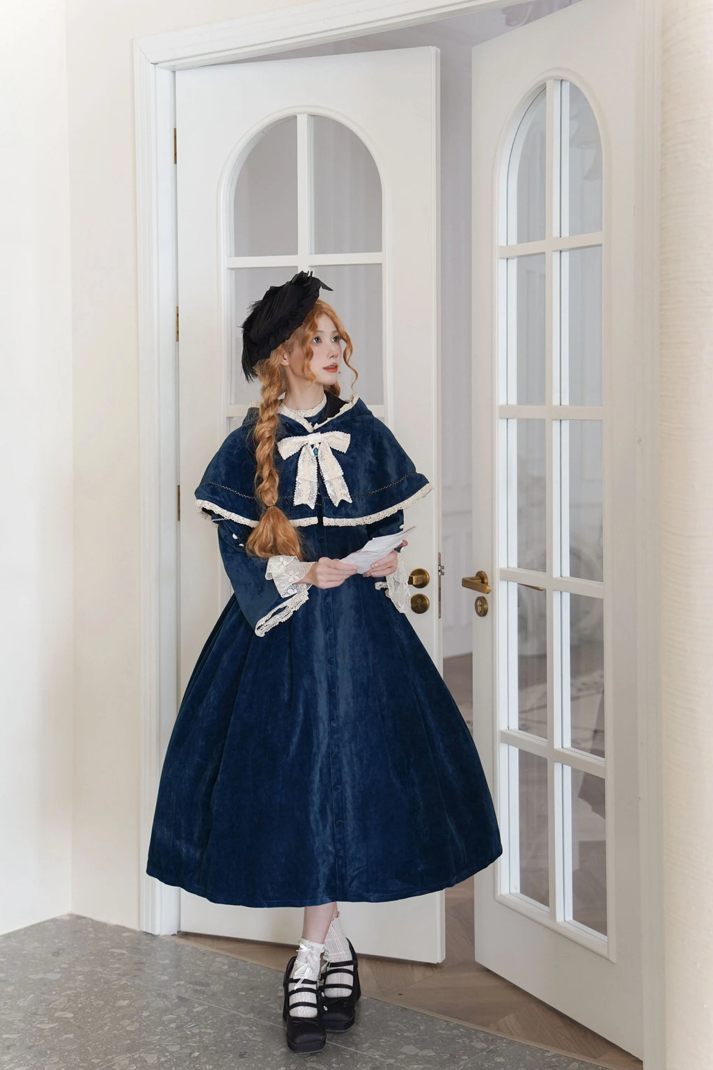 [Pre-orders available until 12/1] Suijaku stand-up collar velvet dress and cape