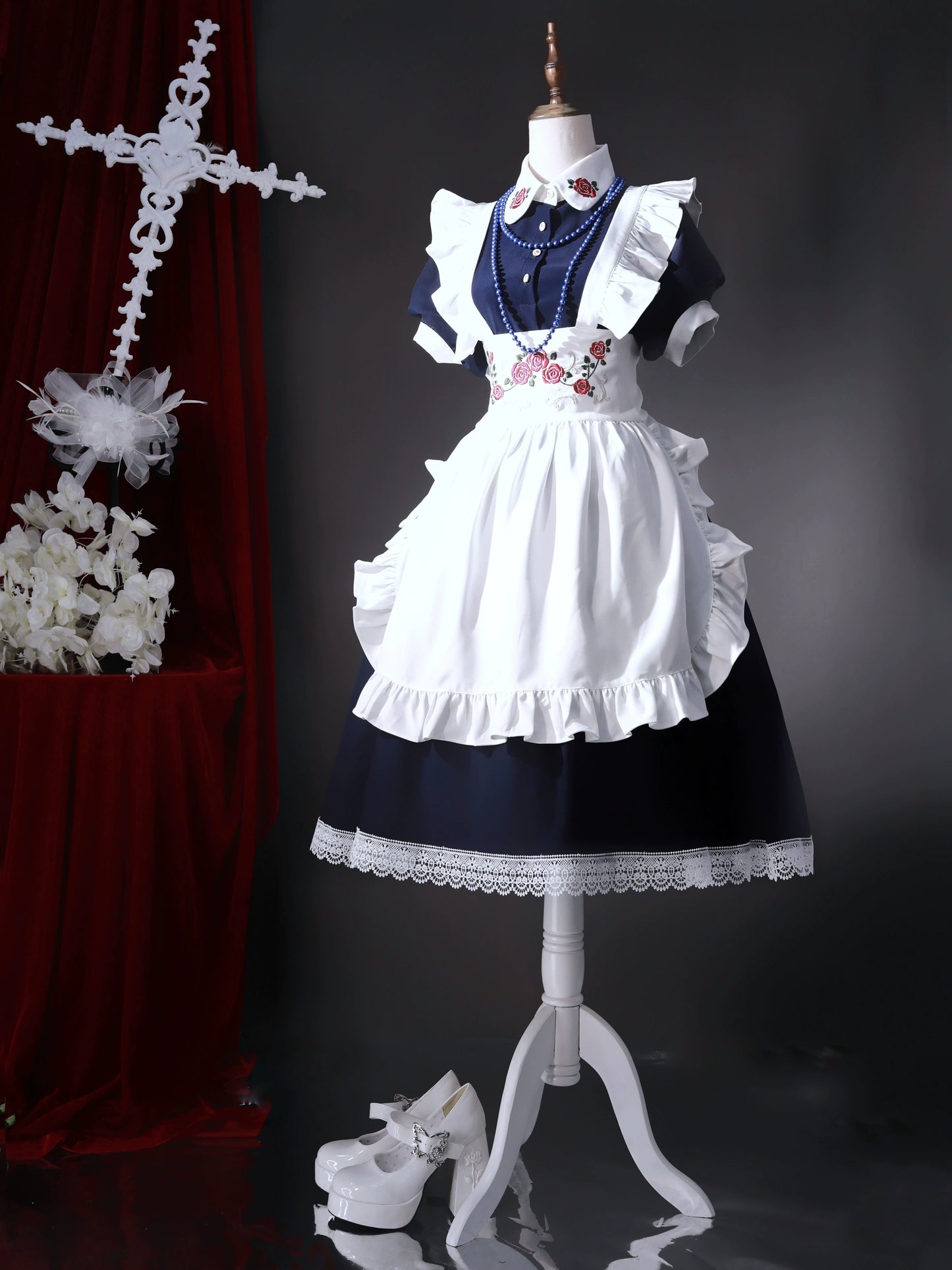 [Resale/Pre-orders until 9/3] Maid-style dress with red rose embroidery and apron