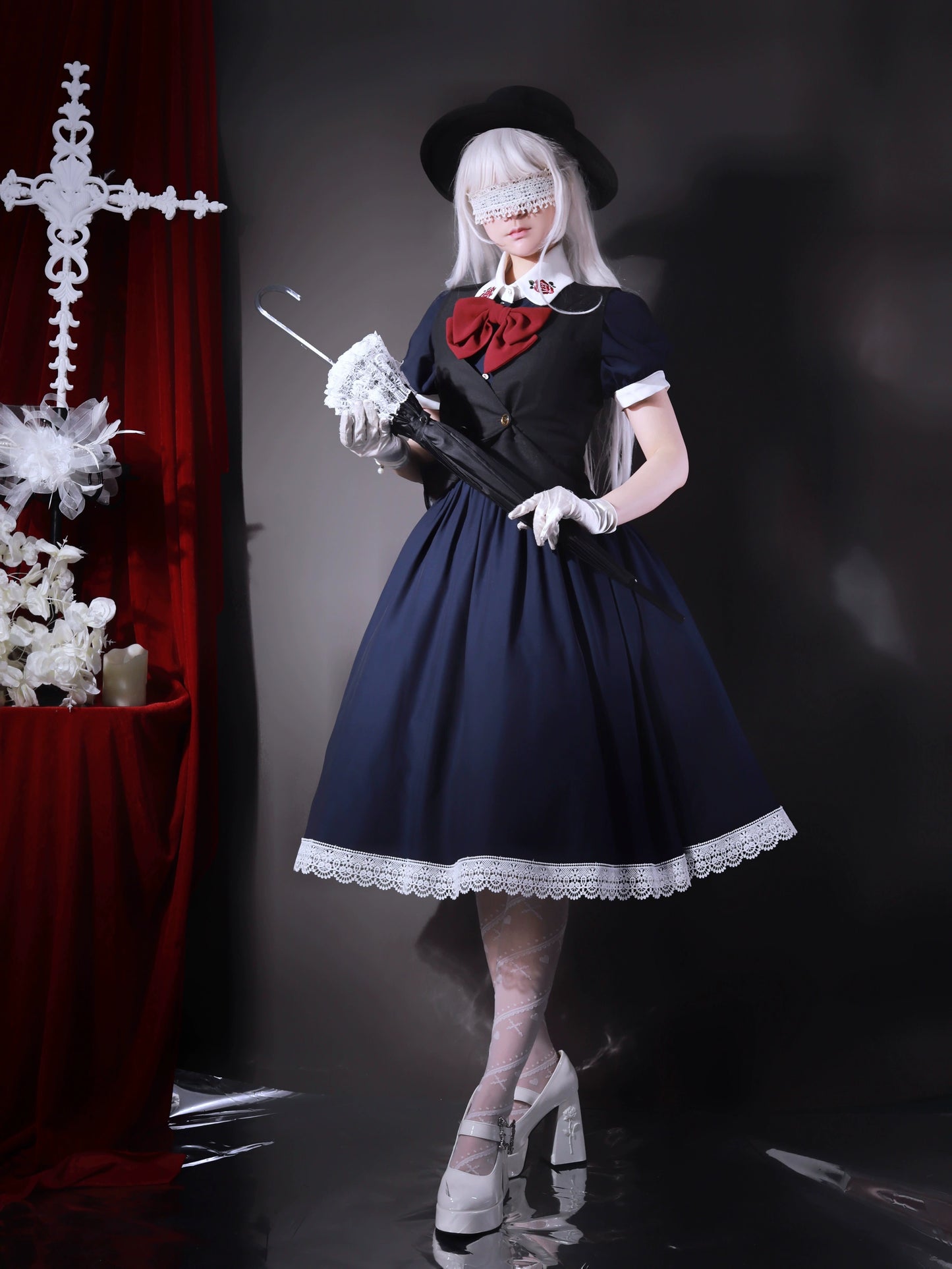 [Resale/Pre-orders until 9/3] Maid-style dress with red rose embroidery and apron