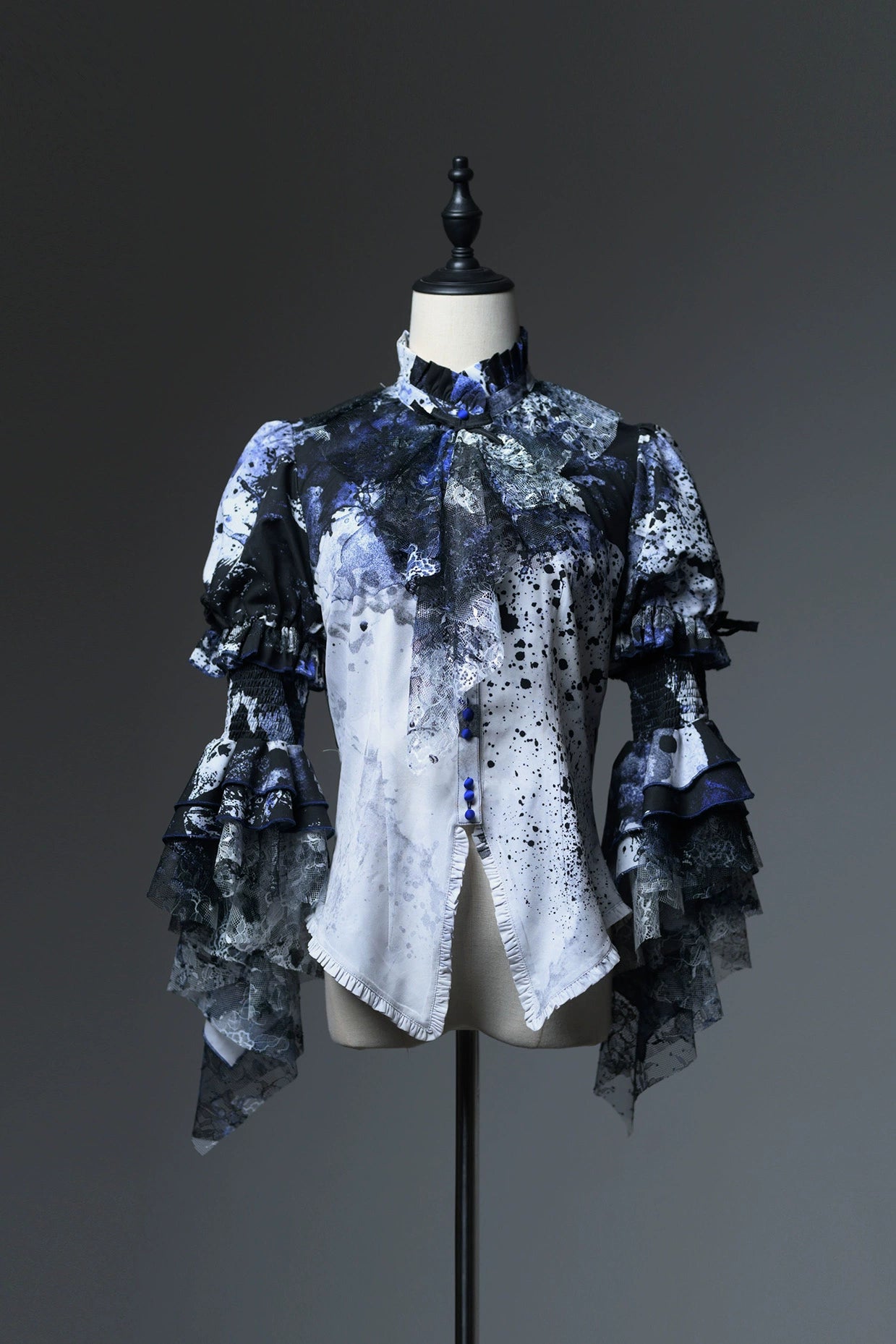 [Pre-orders available until 9/18] Horrible Wonderland Blood-stained print princess sleeve blouse