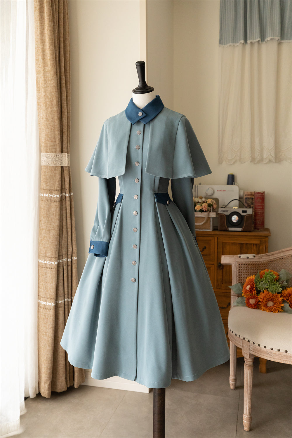 Snow Cedar クラシカルケープ付きワンピースコート