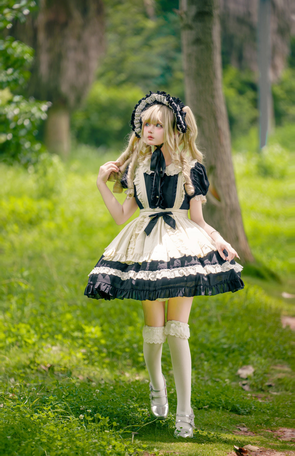 フリル襟の半袖メイドワンピース エプロン付き ショート丈