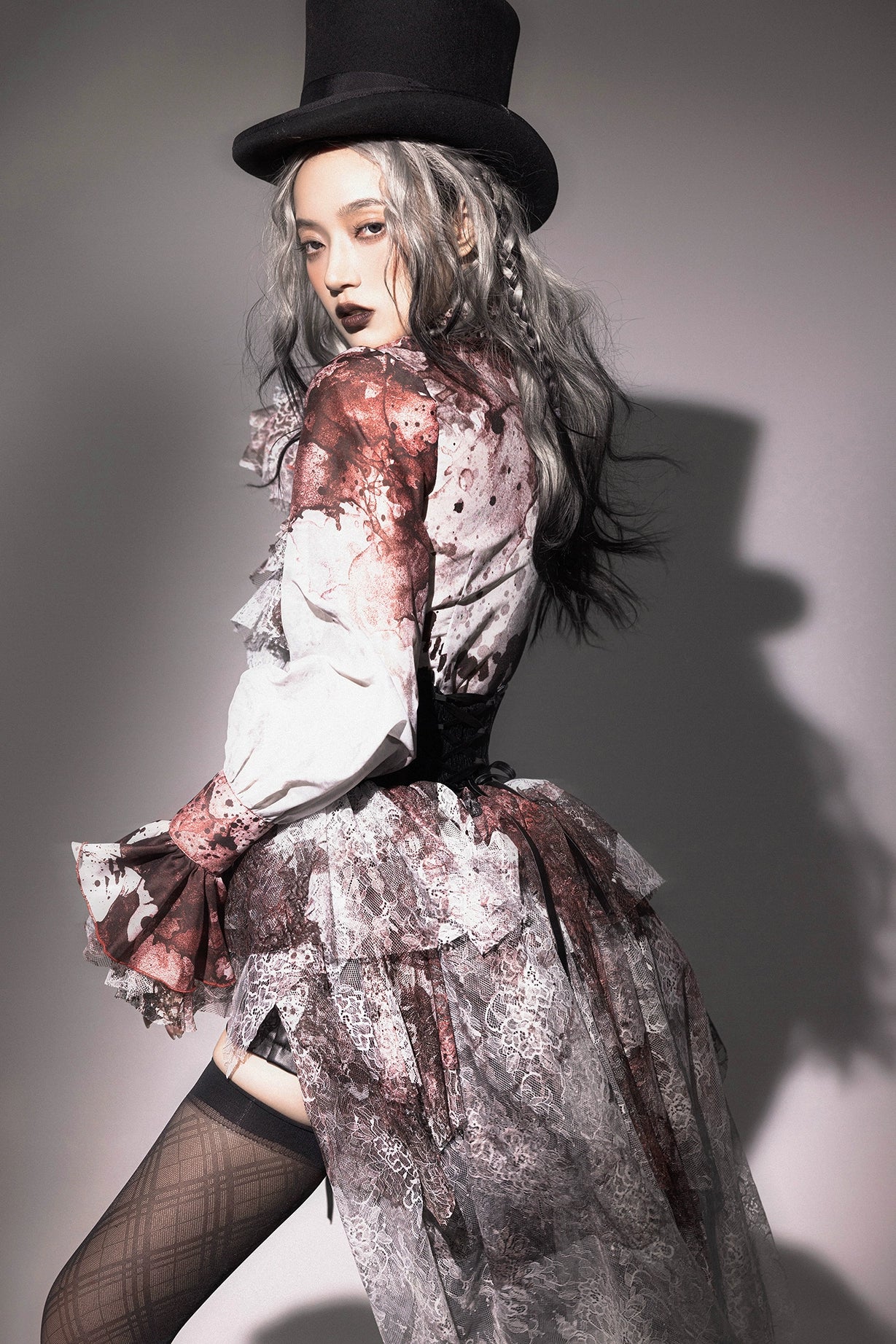 [Pre-orders available until 9/18] Horrible Wonderland: Point-collar blouse with blood-stained print