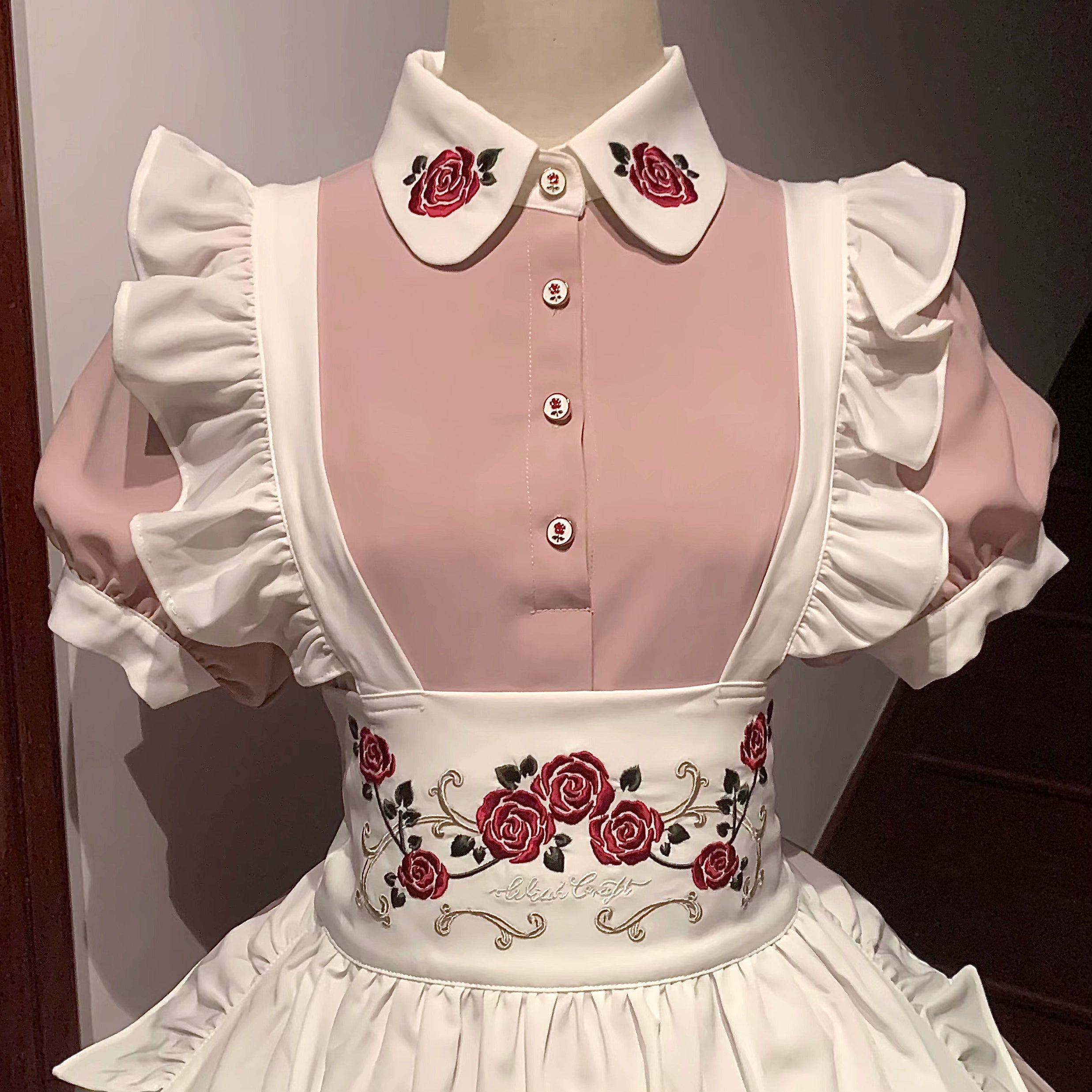 赤薔薇刺繍のメイド風エプロン付きワンピース 新色
