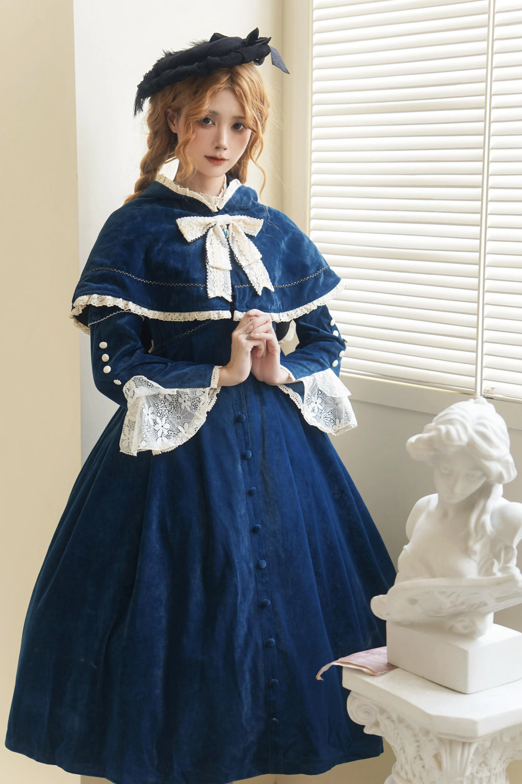 [Pre-orders available until 12/1] Suijaku stand-up collar velvet dress and cape