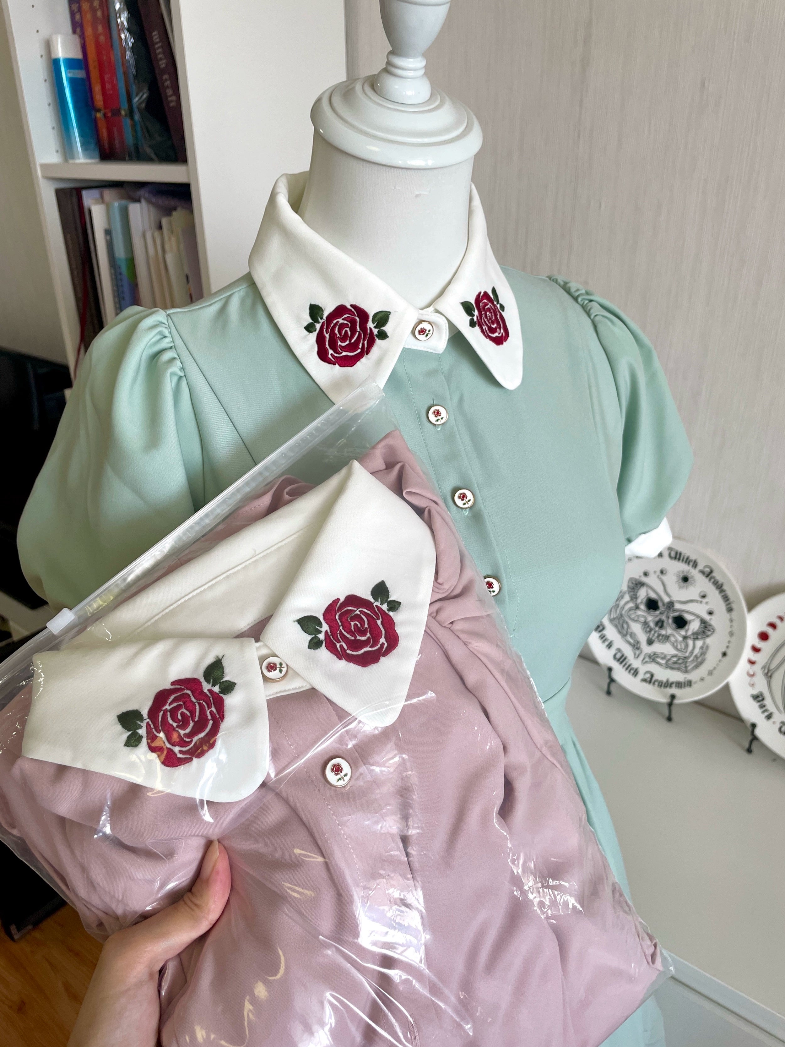赤薔薇刺繍のメイド風エプロン付きワンピース 新色