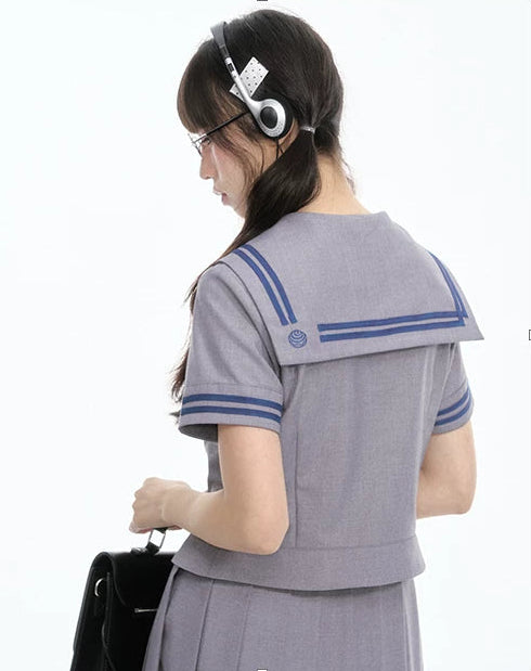 サンリオ シナモロール グレーのセーラーカラー半袖シャツとスカートのセットアップ