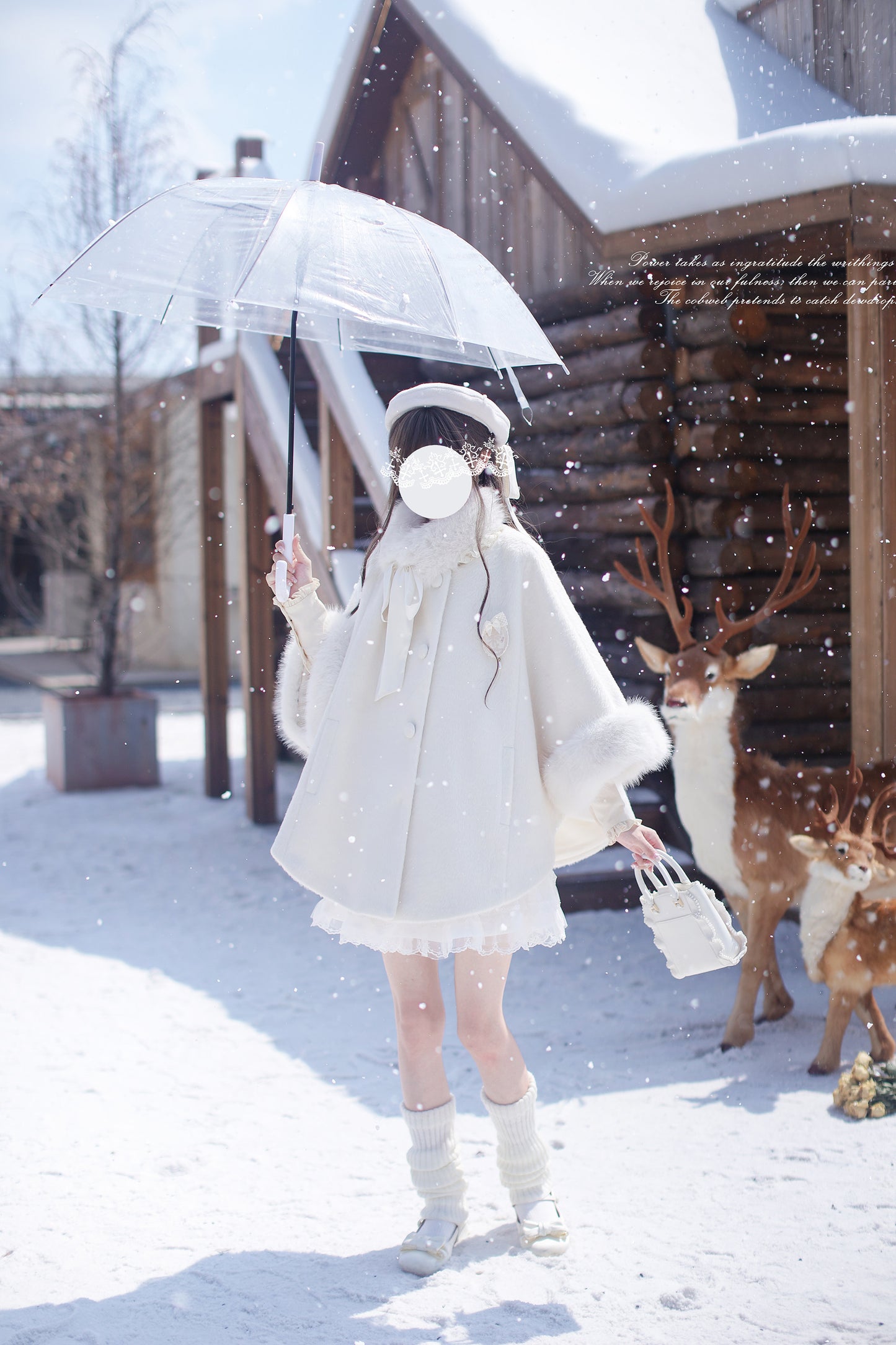 スノーホワイトのファー付きマント