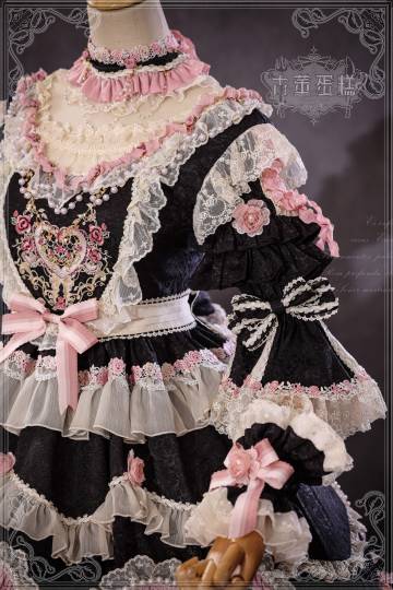 [Pre-orders available until 2/12] Antique Cake Heart Lolita Dress - Black