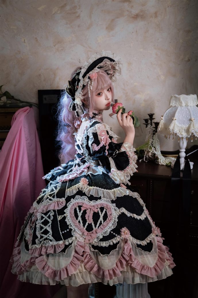 [Pre-orders available until 2/12] Antique Cake Heart Lolita Dress - Black