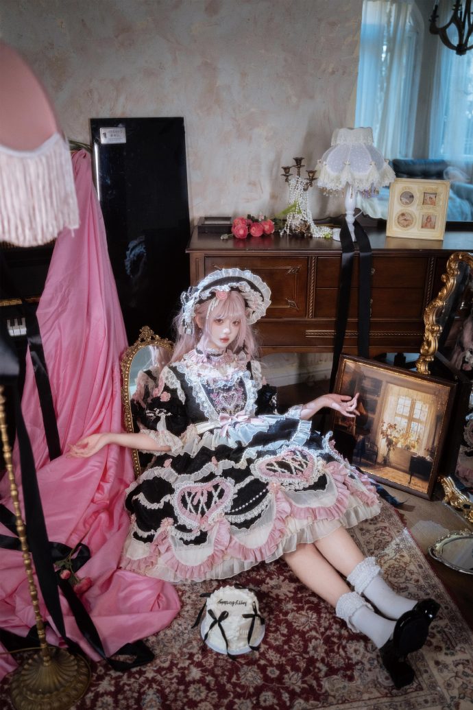[Pre-orders available until 2/12] Antique Cake Heart Lolita Dress - Black