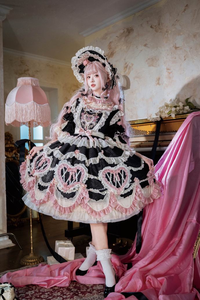 [Pre-orders available until 2/12] Antique Cake Heart Lolita Dress - Black