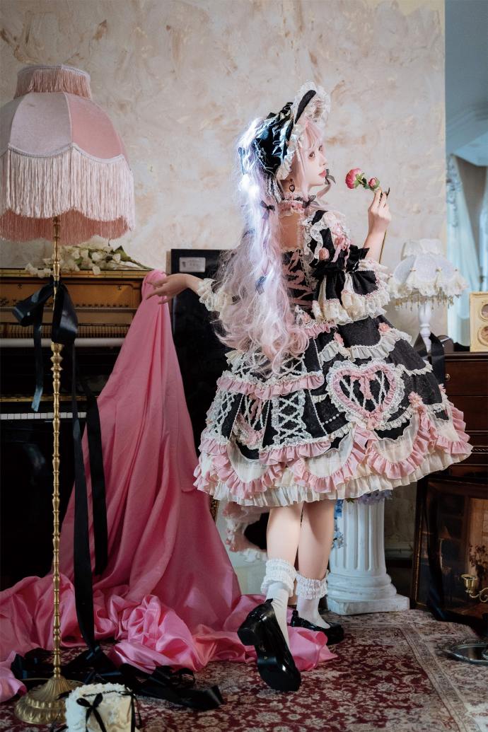[Pre-orders available until 2/12] Antique Cake Heart Lolita Dress - Black