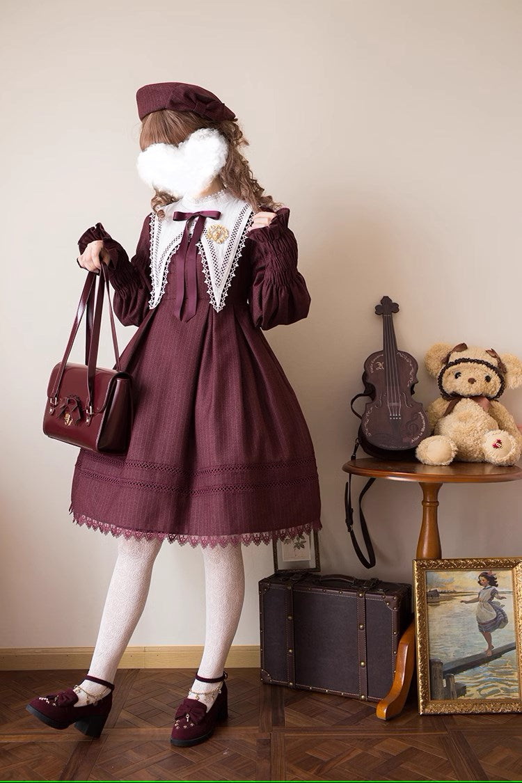 大きな付け襟付きのピンストライプワンピース