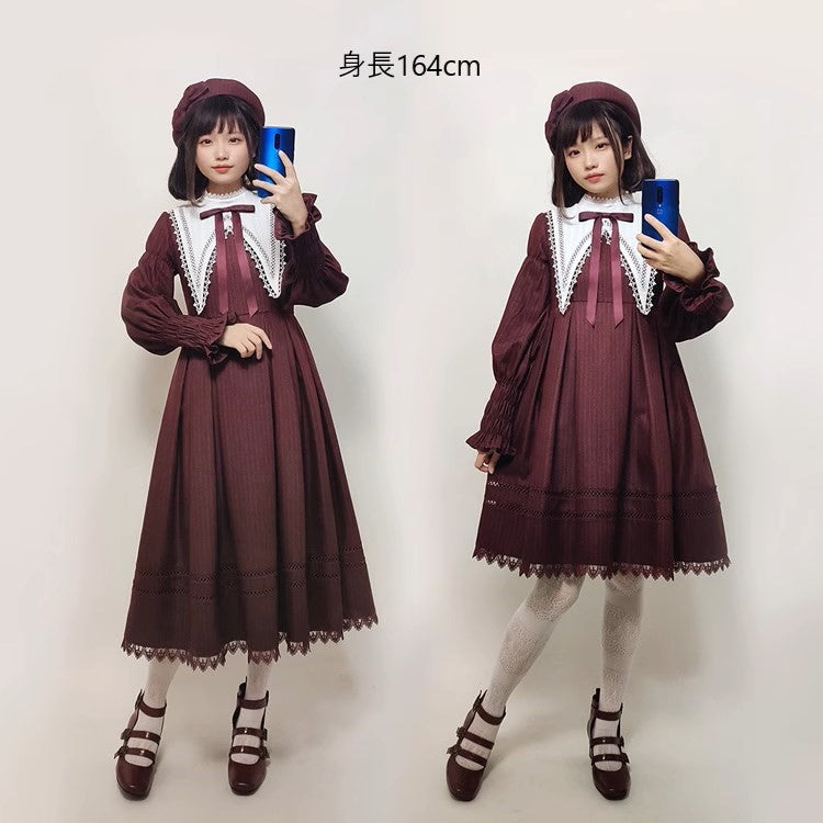 大きな付け襟付きのピンストライプワンピース