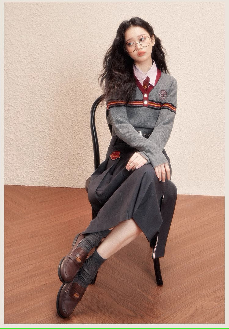 [Pre-order] Hogwarts School of Witchcraft and Wizardry V-neck short length knit
