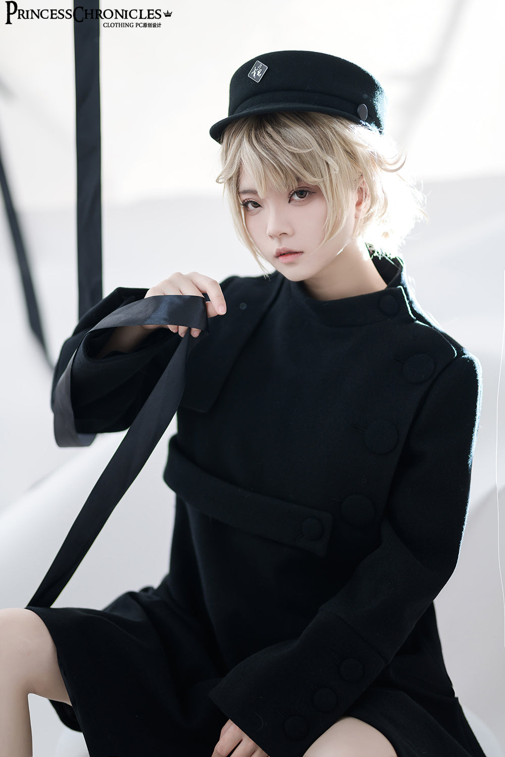 くるみボタンのスタンドカラーブラックコート
