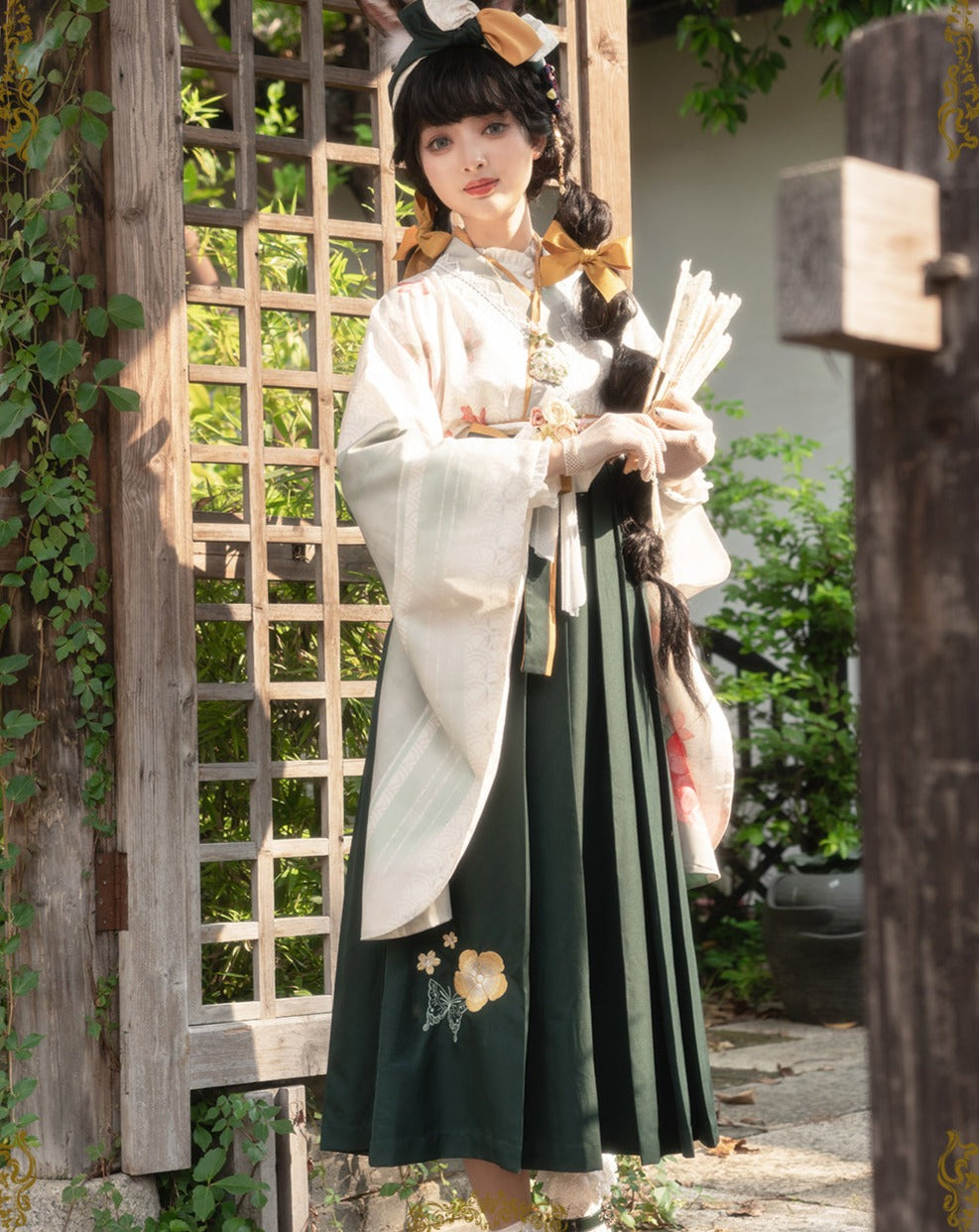 Camellia flower embroidery and butterfly hakama skirt