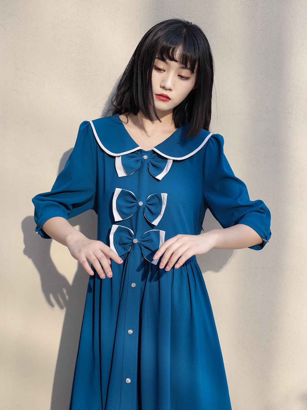 Alice-style one-piece dress with impressive double ribbon