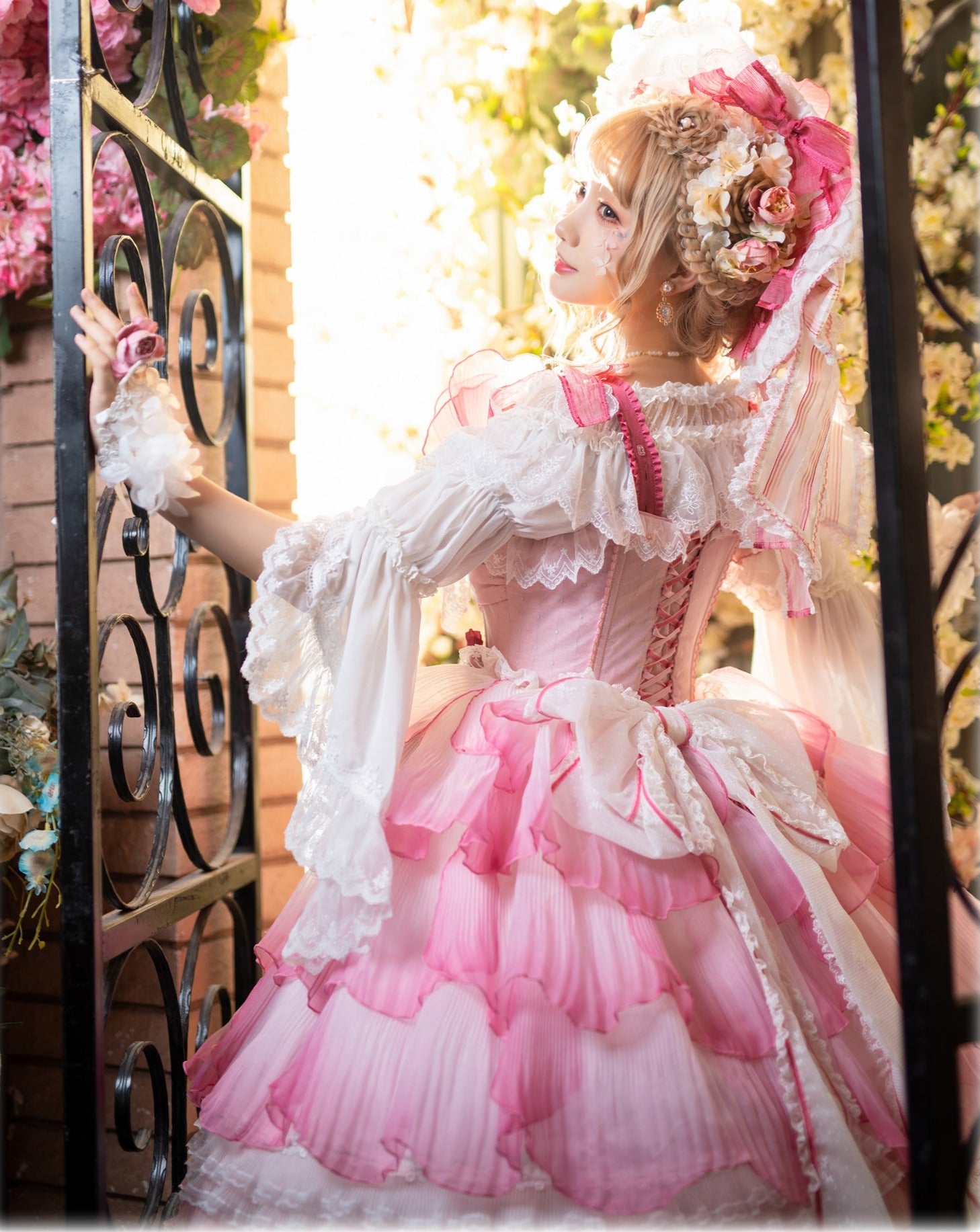 花びら揺れる 八重咲きのローズプリンセスドレス
