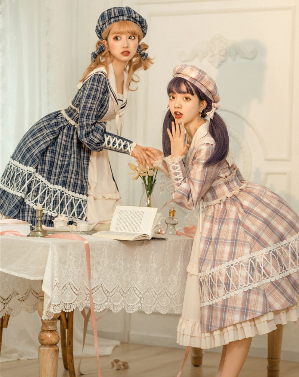 パリの女学生 チェックのセーラーカラーワンピースとベレー帽