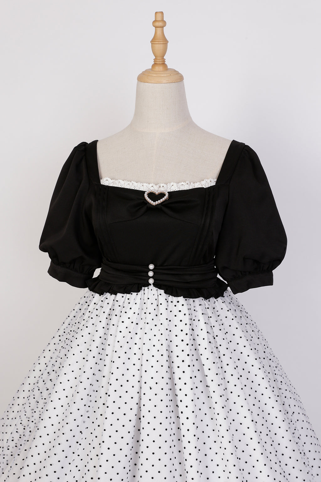 水玉模様のモノトーンハートネックワンピース